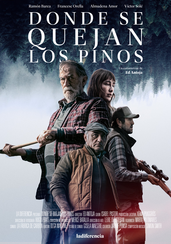 Pòster del curtmetratge 'Donde se quejan los pinos' amb quatre actors principals en primer pla i un bosc de pins boirós al fons.